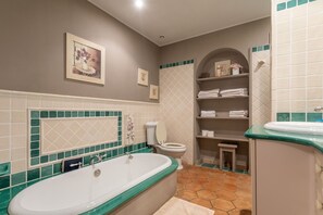 Suihku, hiustenkuivaaja, pyyhkeet