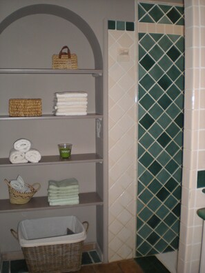 Een douche, handdoeken