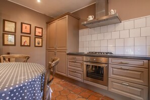 Frigorífic, microones, forn i placa de cuina 