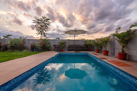 Pool. Luxury farmhouse near Anantgiri Hills