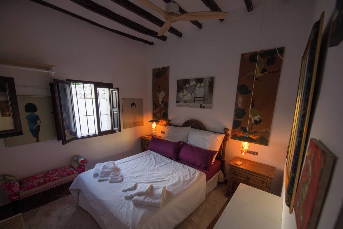 Economy dubbelrum - utsikt mot innergården | Värdeförvaringsskåp på rummet och mörkläggningsgardiner