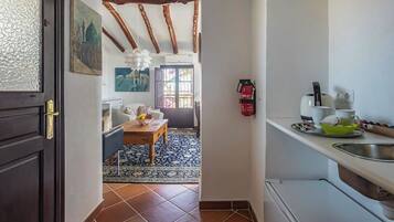 Suite Comfort, balcó, vistes al mar | Caixa forta a l'habitació, cortines opaques i planxa i posts de planxar