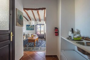 舒适套房, 阳台, 海景 | 客房内保险箱、遮光窗帘、熨斗/熨板、免费 WiFi