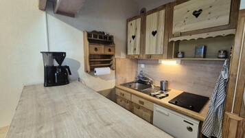 Fridge, microwave, oven, coffee/tea maker