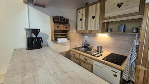 Private kitchen - Holiday Home in Revard With Ski Access (Montcel)