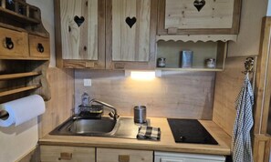 Fridge, microwave, oven, coffee/tea maker - Holiday Home in Revard With Ski Access (Montcel)