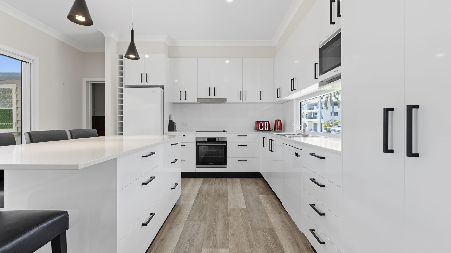 ثلاجة، ميكروويف، موقد طهي مسطح، غسالة أطباق