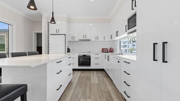 Fridge, microwave, stovetop, dishwasher