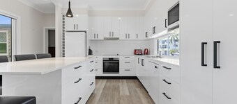 The Queenslander - Pet Friendly Home in Coolangatta - Min. 3 Night Stays!