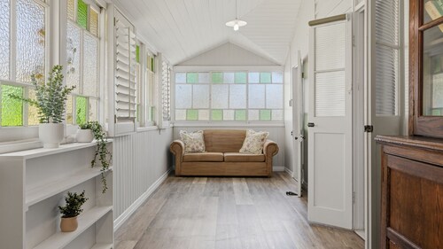 The Queenslander - Pet Friendly Home in Coolangatta - Min. 3 Night Stays!