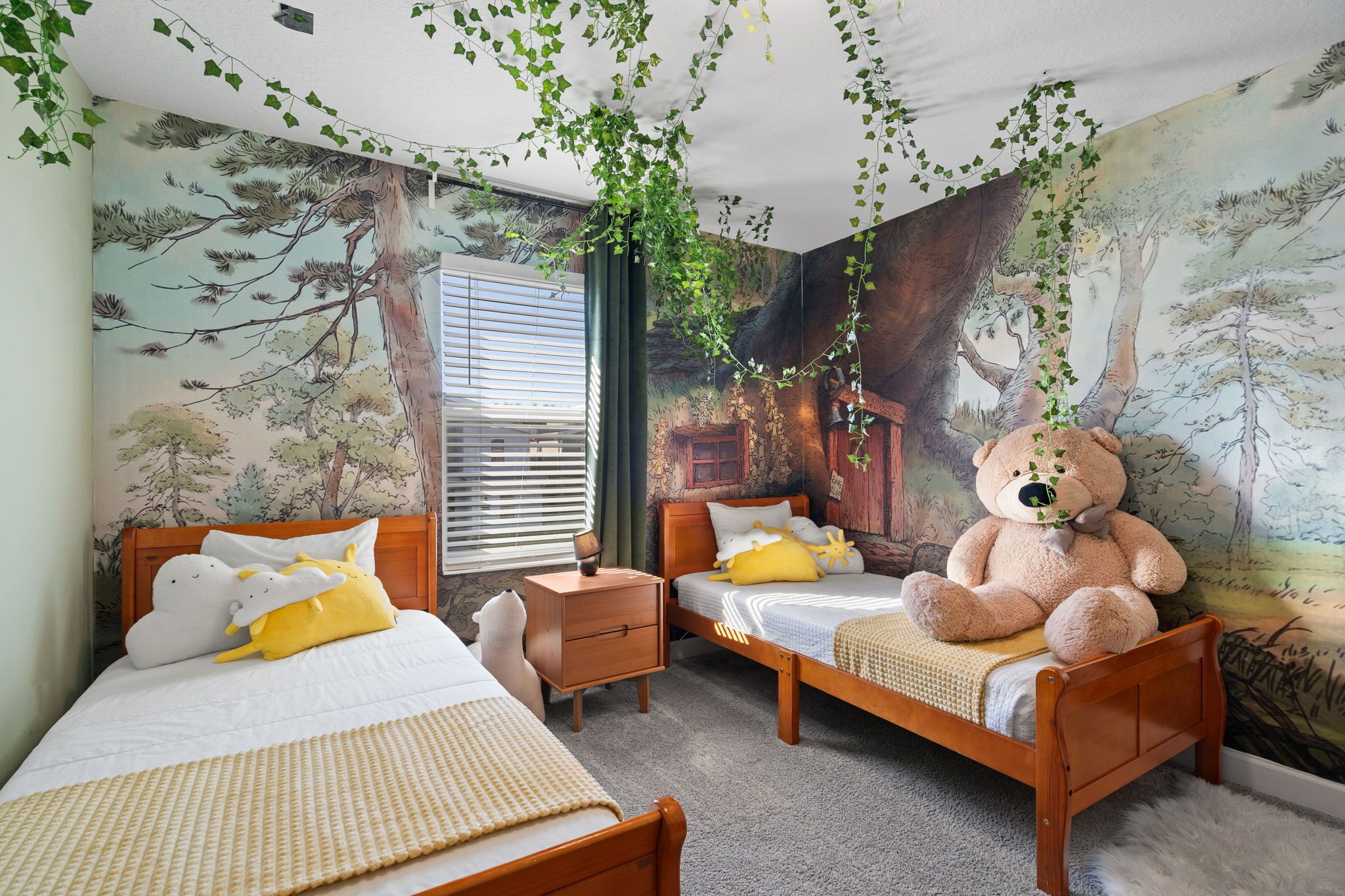 5 soverom, skrivebord, strykejern/-brett og reiseseng for barn