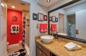 Hair dryer, towels - Mickey's Hideaway Condo Near Disney (Kissimmee)