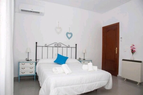 3 bedrooms, iron/ironing board, WiFi, bed sheets