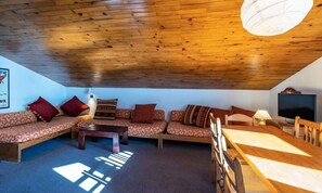 Living area - Boulevard A18 (Les Allues)