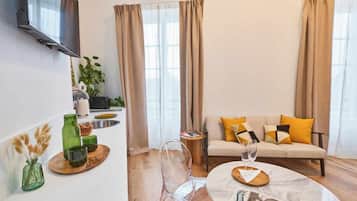 Toetasjes familieleilighet, byutsikt | Oppholdsområde | En 70-centimeters smart-TV med kabel-kanaler samt TV