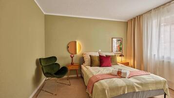 Planxa i posts de planxar, wifi i roba de llit