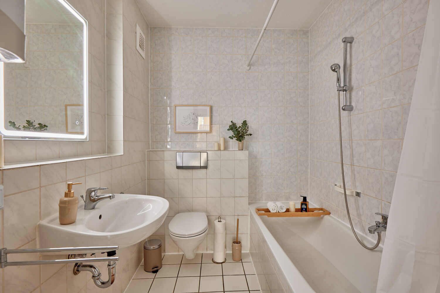 Secador de pelo, toallas, jabón y papel higiénico