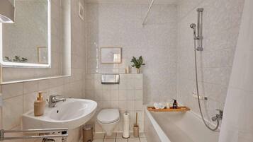 Assecador de cabells, tovalloles, sabó i paper higiènic