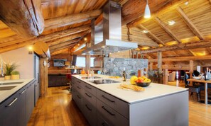 Microwave, dishwasher, cookware/dishes/utensils - Chalet in La Clusaz With Spa and Sauna (La Clusaz)