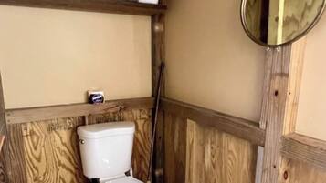 Douche, sĂšche-cheveux, serviettes fournies, papier toilette