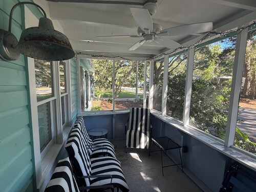 Charming beach cottage in Pawleys Island, pet friendly and close to the beach!