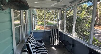 Charming beach cottage in Pawleys Island, pet friendly and close to the beach!