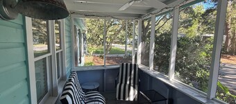 Charming beach cottage in Pawleys Island, pet friendly and close to the beach!