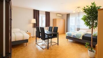 Fyrbäddsrum - utsikt mot innergården | Gratis wi-fi