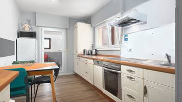 Shared fridge, microwave, eco-friendly cleaning products