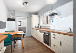 Shared fridge, microwave, eco-friendly cleaning products