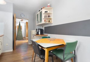 Sebuah peti sejuk di kawasan bersama 