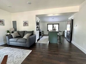 TV - Lake Street Retreat - Walk to the beach! (Central Lake)