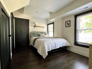 2 bedrooms, WiFi, bed sheets - Lake Street Retreat - Walk to the beach! (Central Lake)