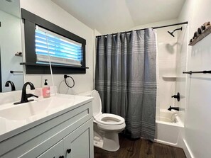 Shower - Lake Street Retreat - Walk to the beach! (Central Lake)