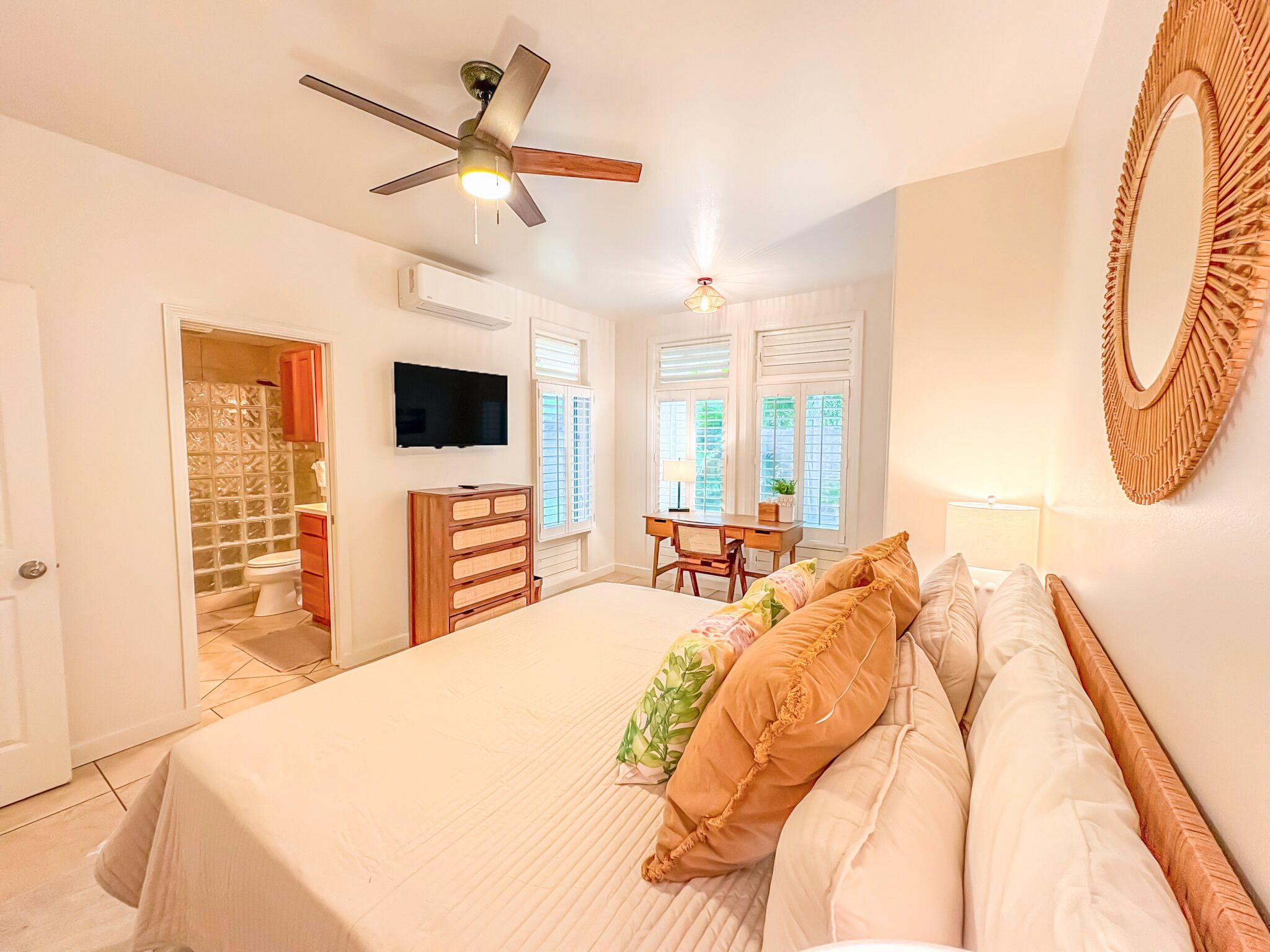 6 bedrooms, desk, iron/ironing board, travel cot