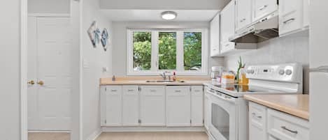 Four Ă micro-ondes, un four, surface de cuisson