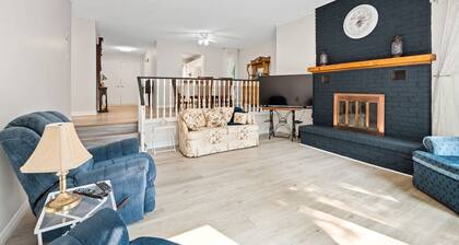 3 Bedroom Bungalow Quiet friendly neighborhood in West end. Entire Home