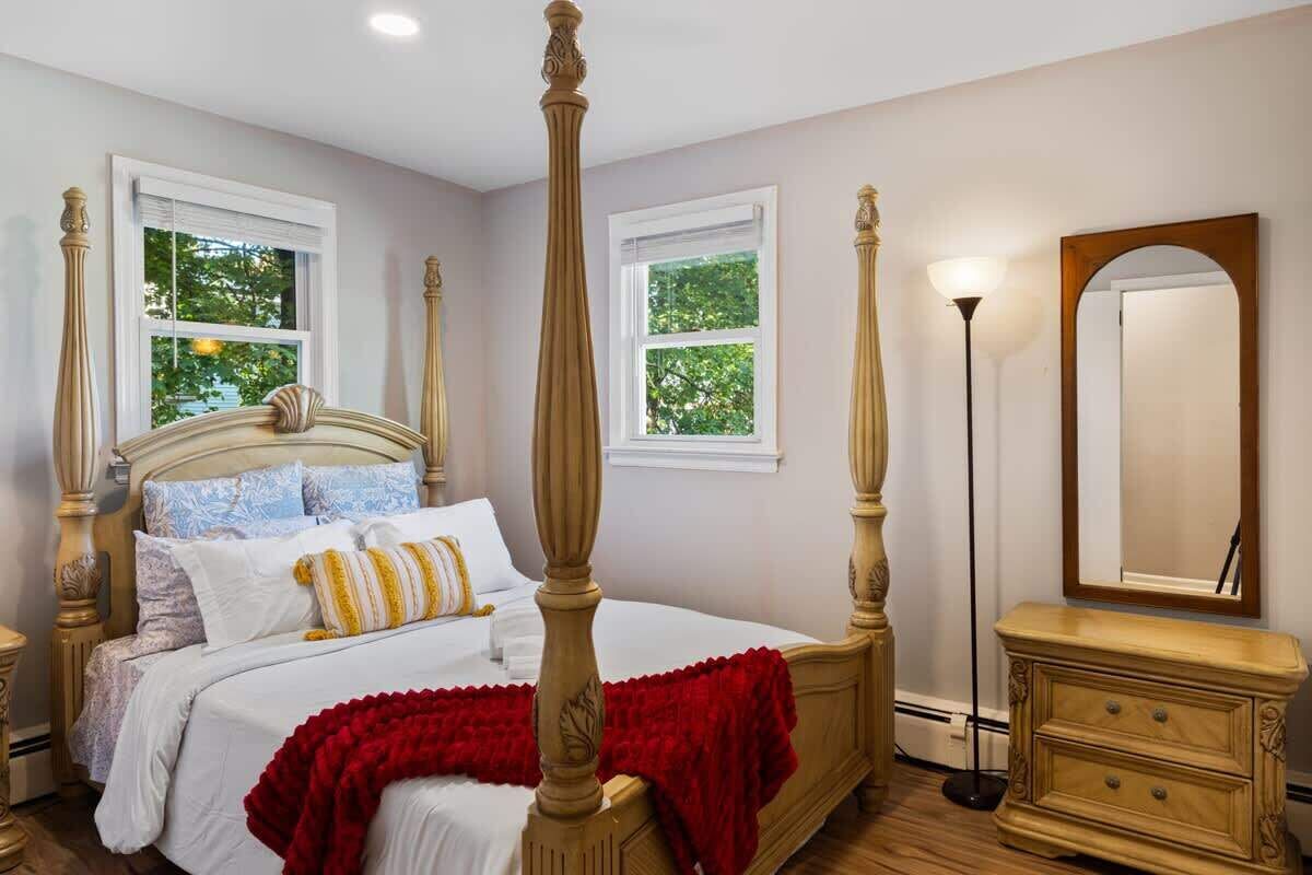 4 bedrooms, iron/ironing board, free WiFi, bed sheets