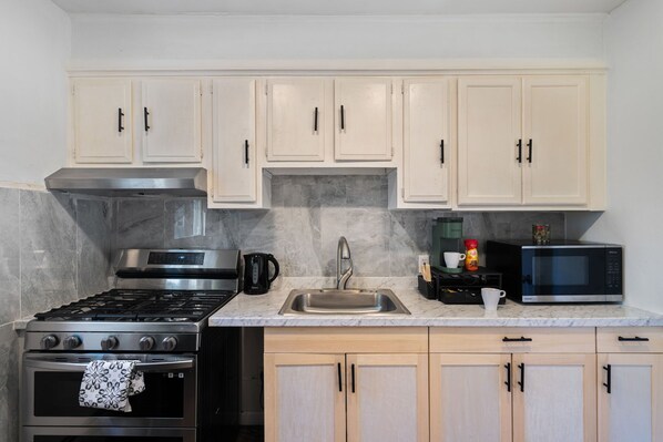 冰箱、微波炉、烤箱、炉灶