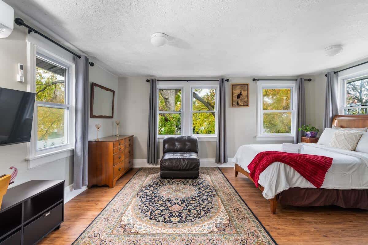 4 bedrooms, iron/ironing board, WiFi (free), bed sheets