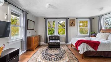 4 bedrooms, iron/ironing board, WiFi (free), bed sheets