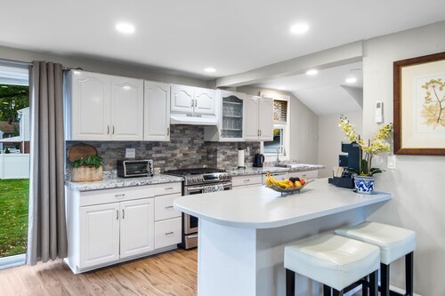 4BR Home | Minutes to NYC + Time Square, Sleeps 8