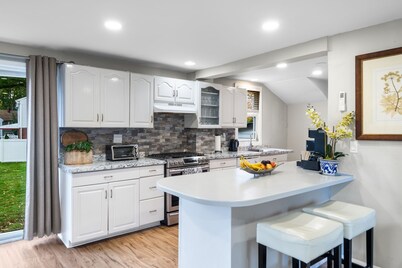 4BR Home | Minutes to NYC + Time Square, Sleeps 8