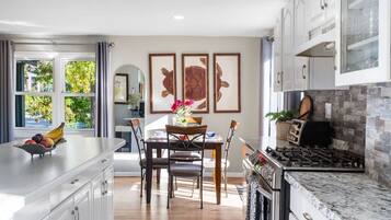 Een koelkast, een microgolfoven, een oven, een kookplaat