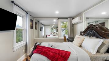 4 bedrooms, desk, iron/ironing board, free WiFi