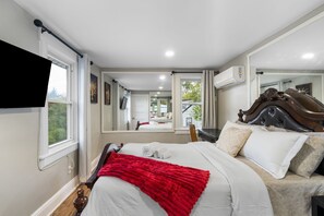 4 bedrooms, desk, iron/ironing board, free WiFi