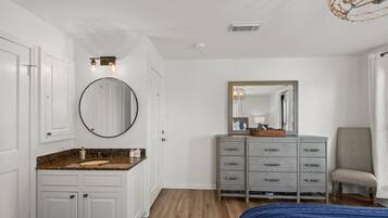 4 bedrooms, WiFi, bed sheets