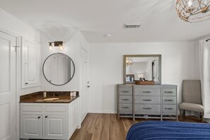 4 عدّة غرف نوم وواي فاي وملاءات أسرّة