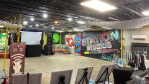Et indendørs lokale med graffiti-vægge, en scene og kunstudstillinger.