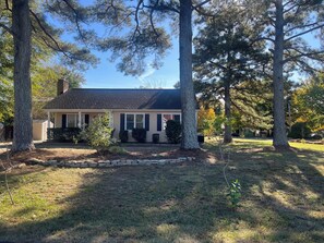 Exterior - Modern, 1 level, dog friendly, fenced 3-bed  .08 mi from Charming Downtown Apex (Apex)
